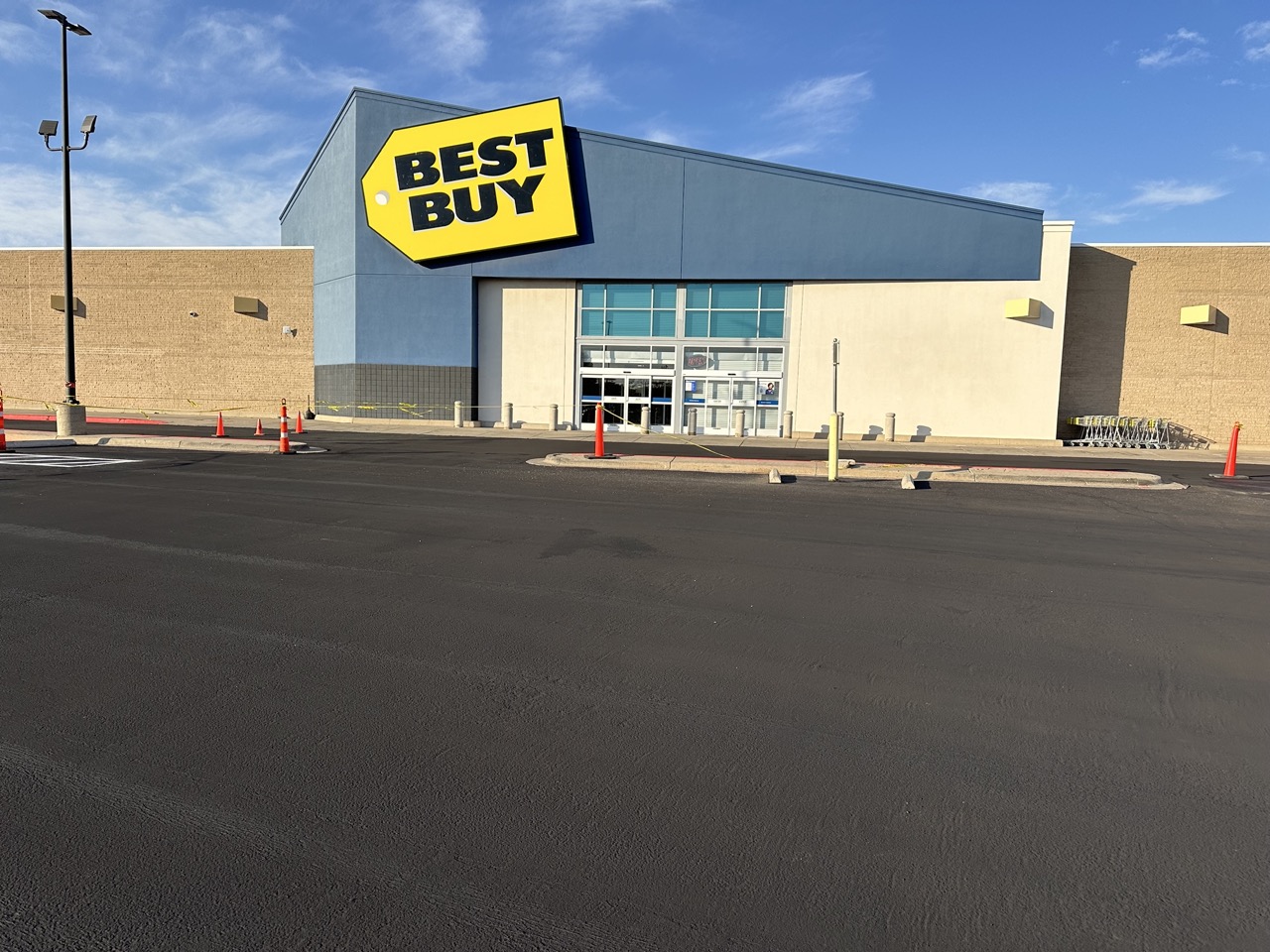 large commercial retail business with fresh paved parking lot with microsurfacing applicaiton